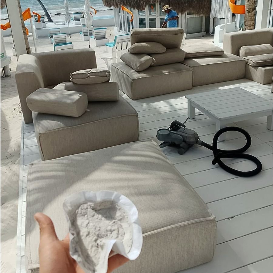 Limpieza profesional de sofás y salas en hoteles de Tulum