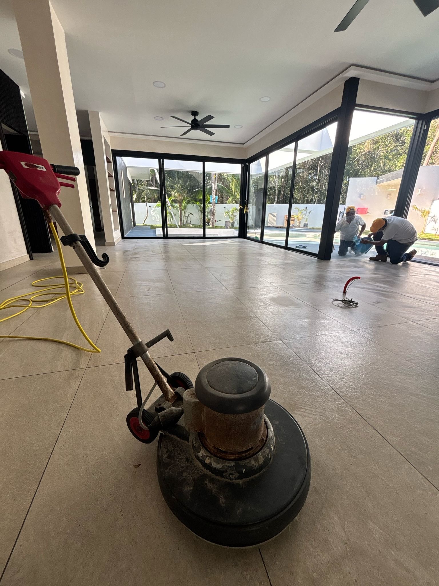 Proceso de recuperación de piso opaco en área comercial en Tulum