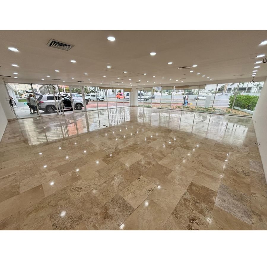 Pulido de piso de mármol en local comercial amplio con acabado brillante en Tulum