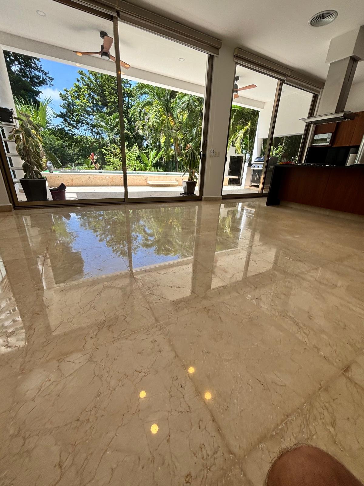 Pulido profesional de piso de mármol en residencia de lujo en Tulum
