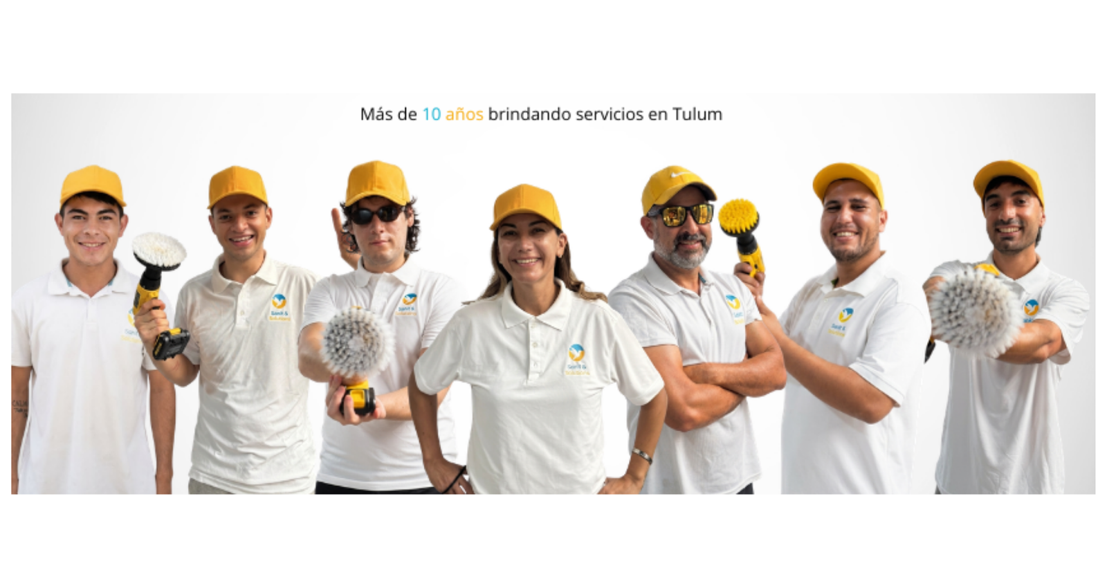 Equipo de Sanit Solutions especializado en limpieza profesional de colchones, sofás, alfombras y cortinas en Tulum.