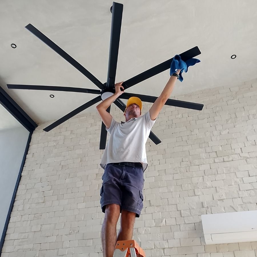Limpieza profesional de ventilador y superficies altas durante limpieza final de obra en Tulum por Sanit Solutions.